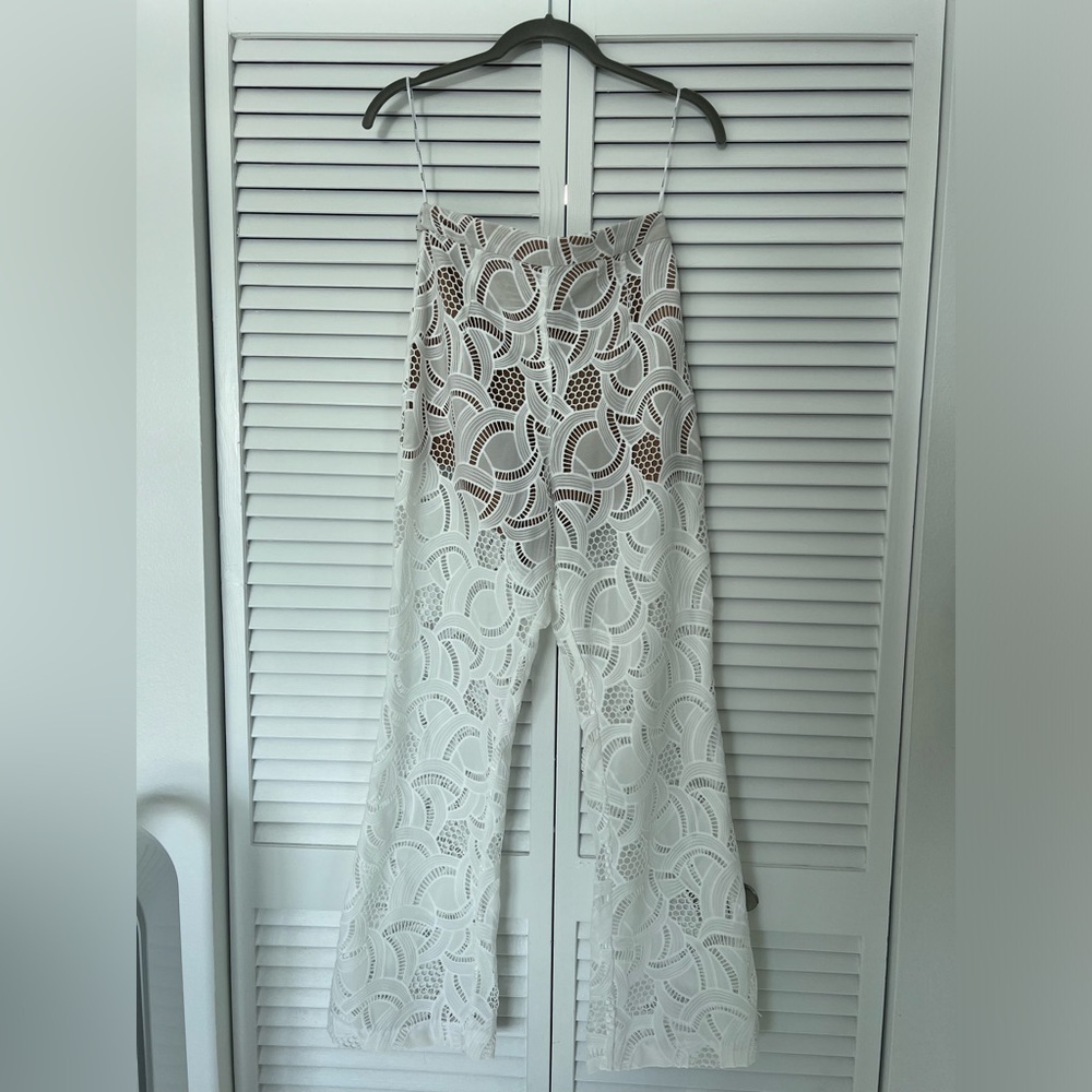 NWT Elliatt white pants with nude shorts lining